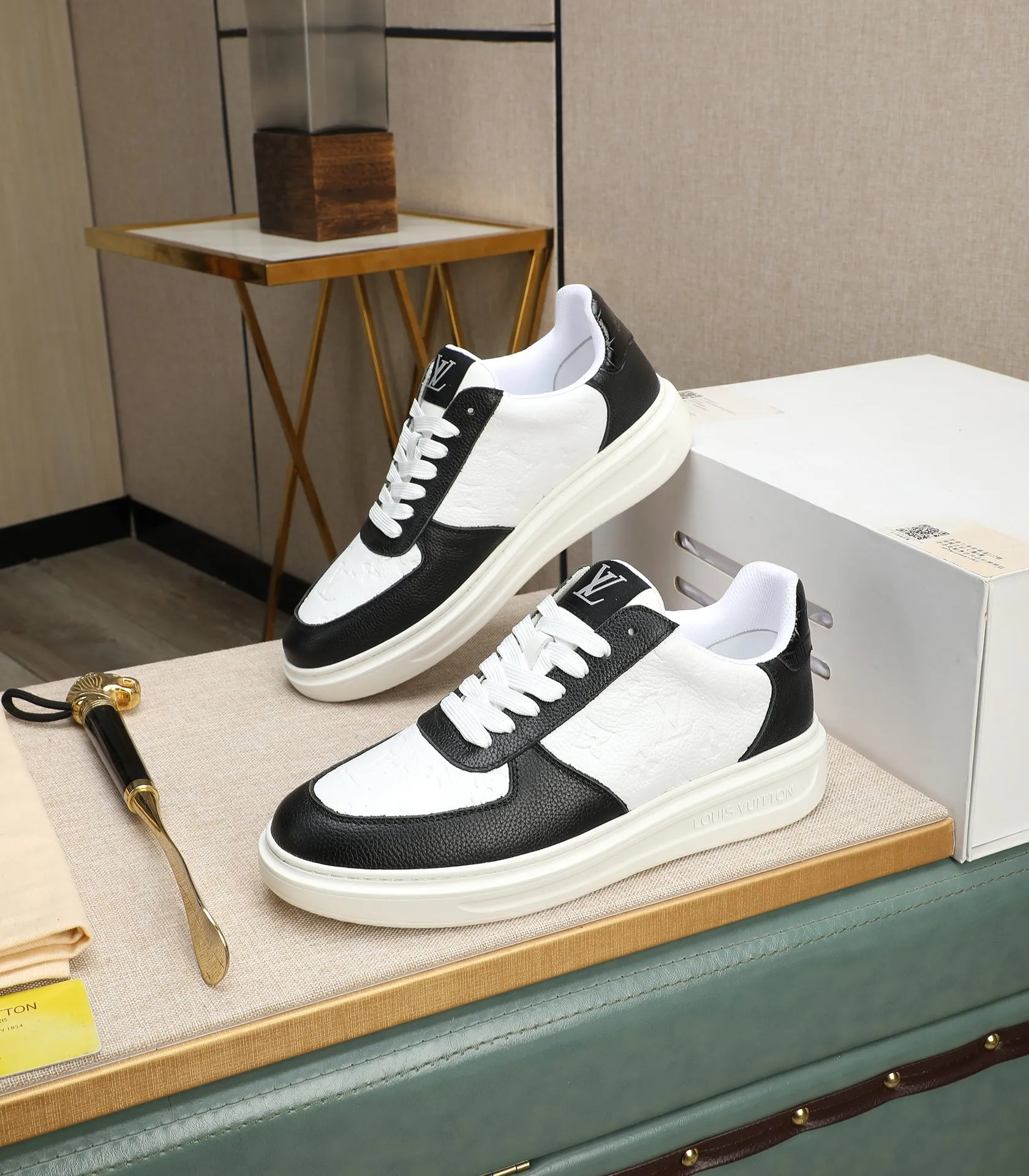 Men's shoes 💰540 💰(Niuli: full package) louis vuitton (Louis Vuitton/lv) top 🔍🔍 new models are on sale at the same time at the counter. The upper 🇮🇹 is imported from Italy, first-layer cowhide, and the lining is fully imported cowhide. 💪💪, completely 1⃣️ to 1 ⃣️Re-engraved🇮🇹💪💪, ⚠Sole: The original sole is specially provided by the original factory, the exclusive movable molded sole is super comfortable, ⚠The original factory follows the order, 🔍🔍high quality, you can enter and exit the counter at will, welcome to compare⚠. Code number:38-44